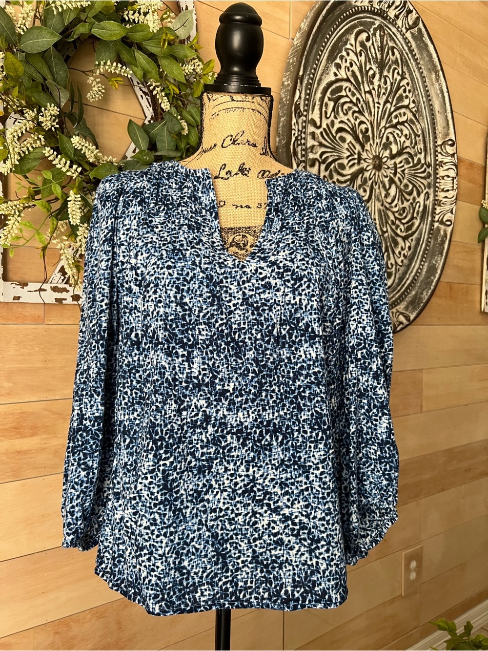 GAP Blue and White Printed V-Neck Blouse Size Small